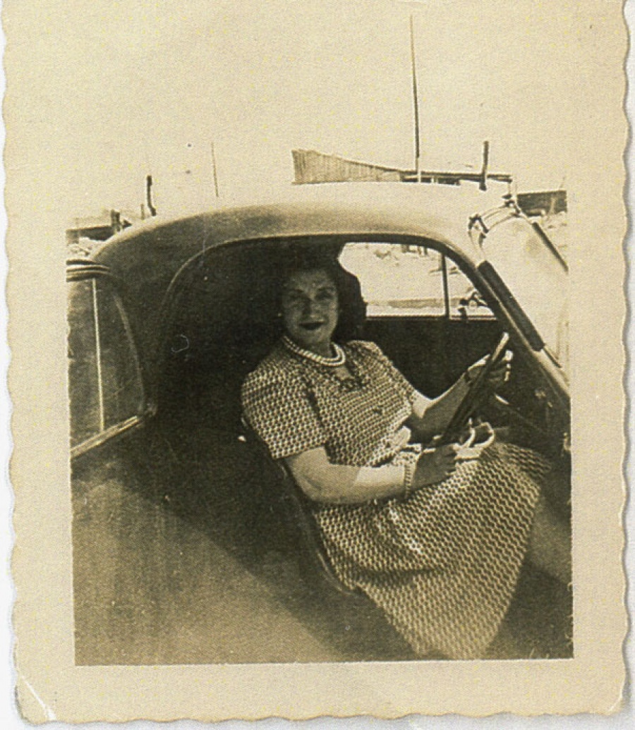 1942 - Mara Elena en su auto